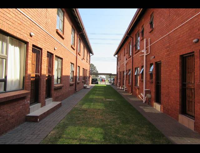2 BEDROOM TOWNHOUSE FOR SALE IN ALBERTSDAL